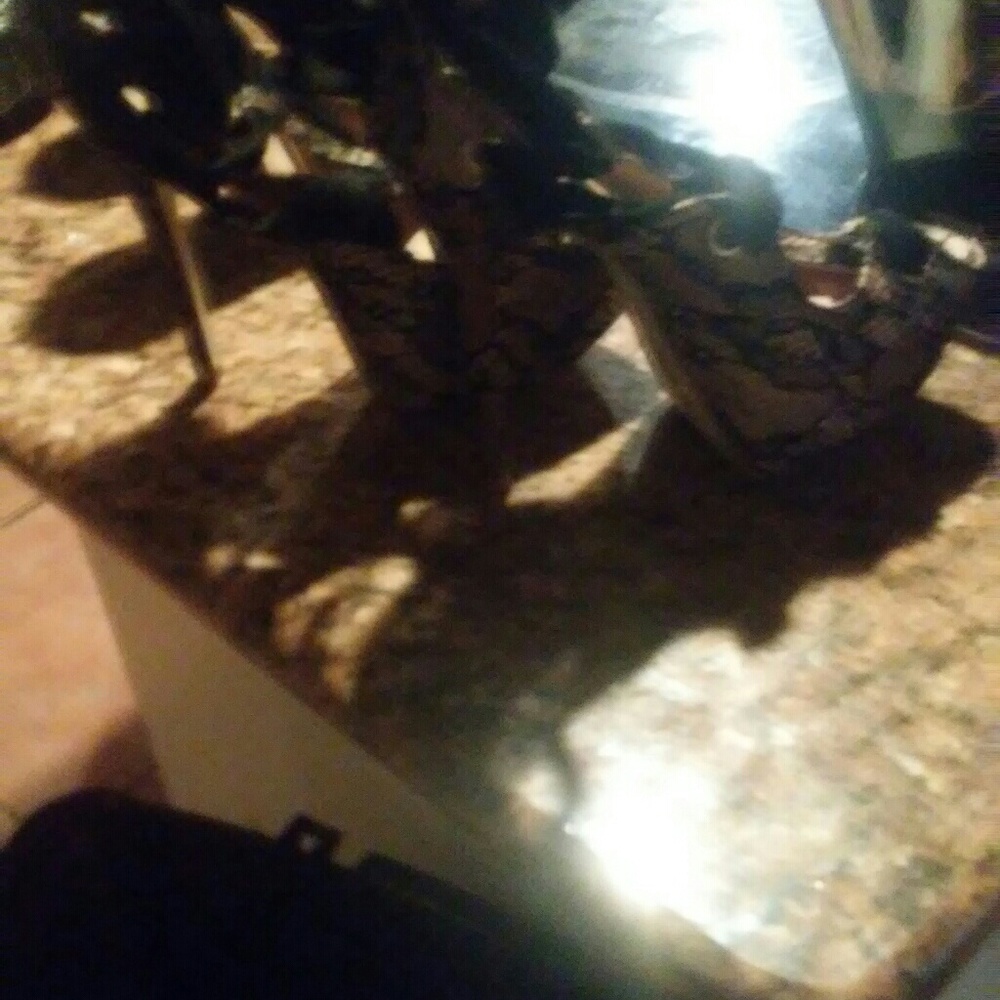 Shoes - Picture 7 of 8